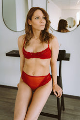 Adoration - sarkans krūšturis ar stīpiņu